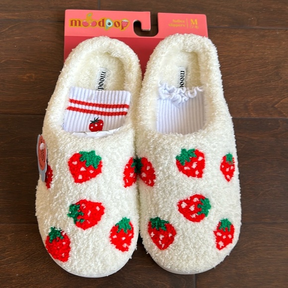 Shoes - Moodpop Womens Faux Sherpa Memory Foam Slippers Strawberry New Sz M 7/8 Socks